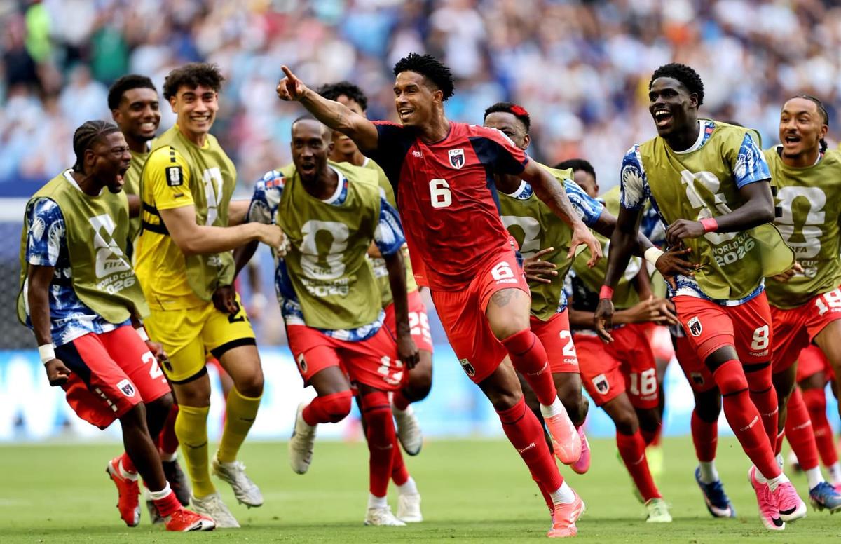 Tubarões Azuis recebem mais alta distinção nacional após qualificação histórica para o Mundial de futebol 2026