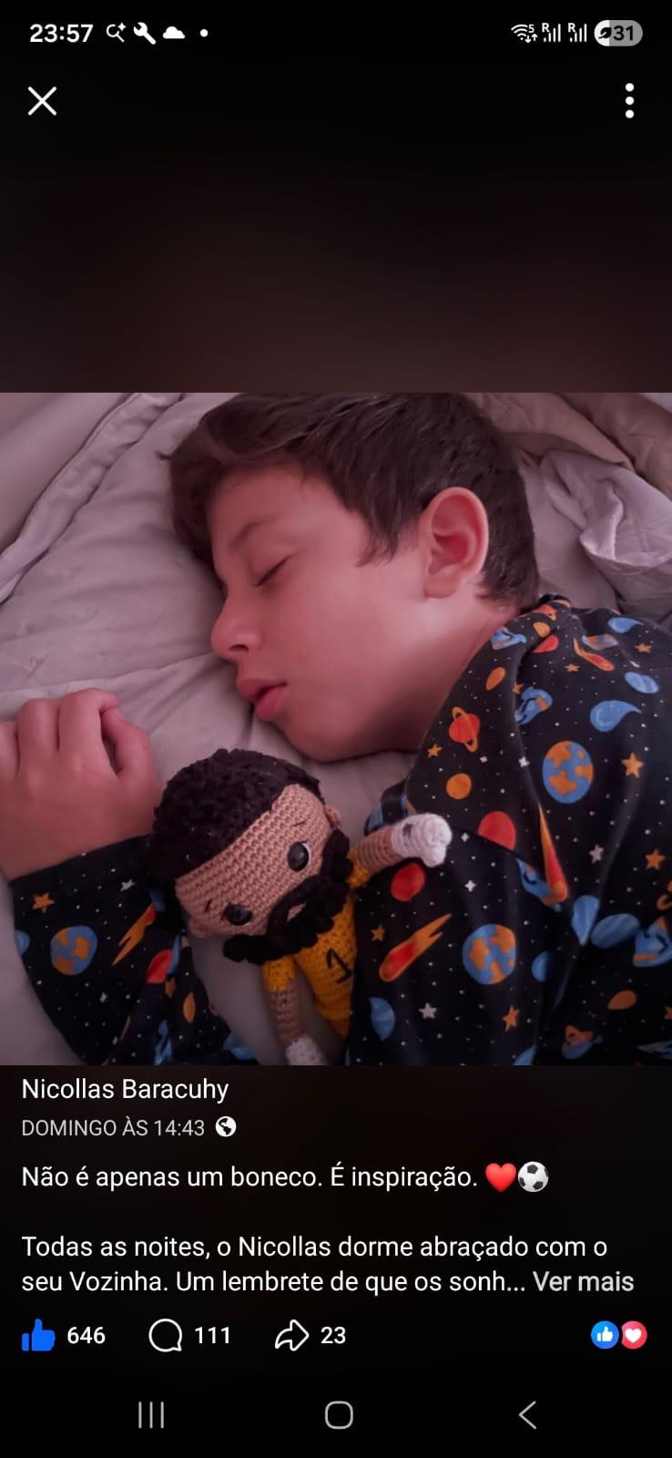 O menino que dorme abraçado a Vozinha