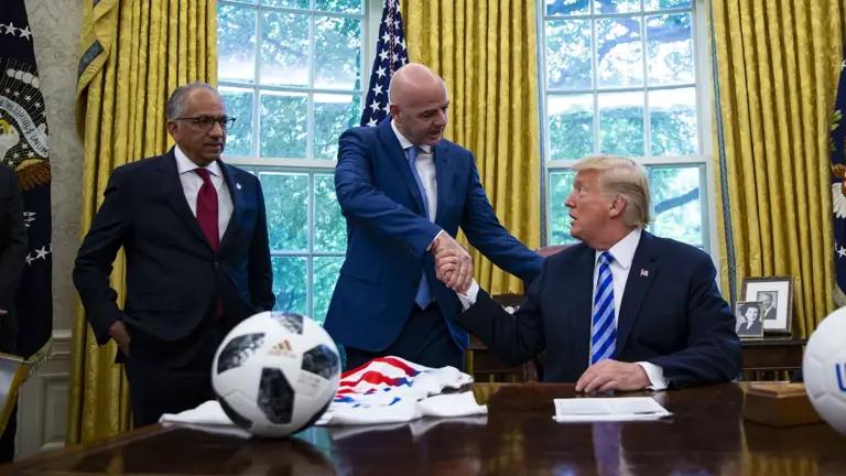 ‘Braço direito’ de Infantino demite-se. Presidência da FIFA por um fio