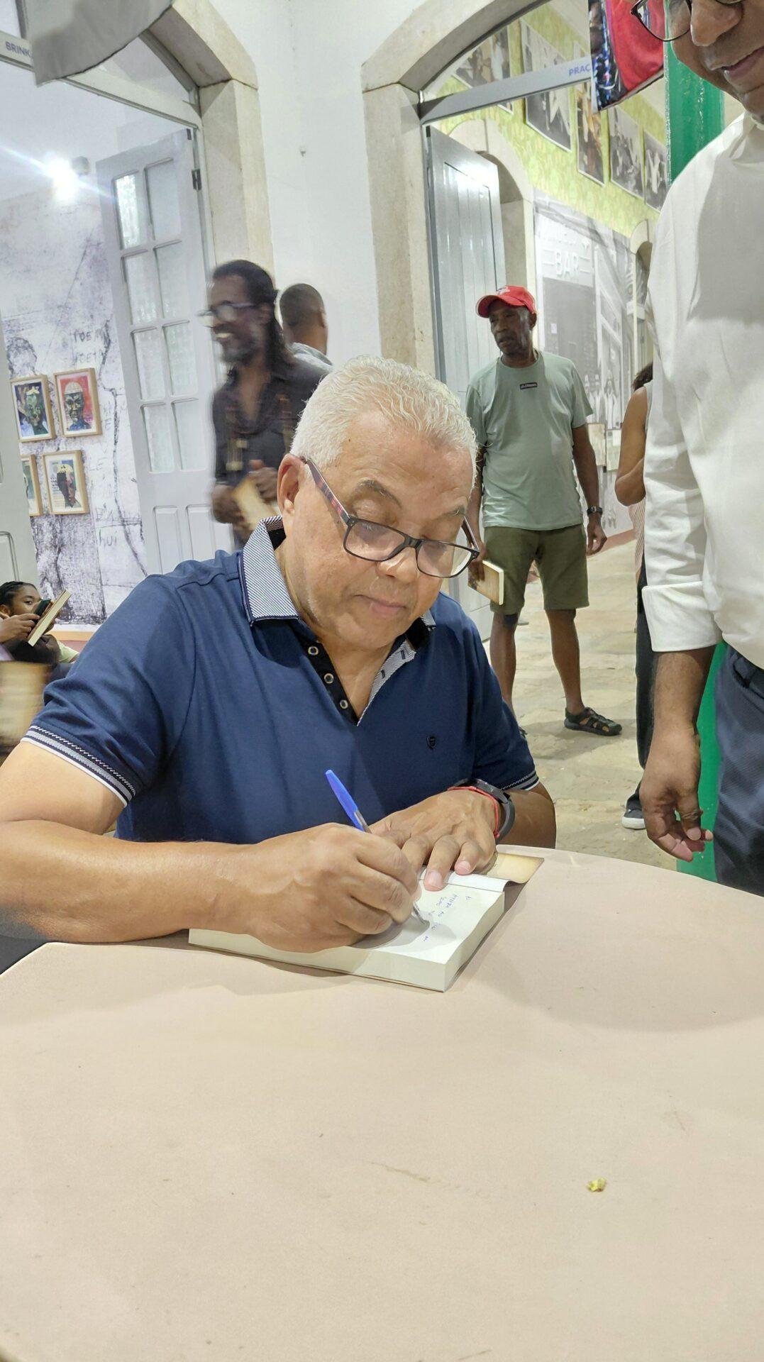 Eduino Santos apresenta «Noca, Meu Amor», um romance sobre Cabo Verde, a memória e as vidas marcadas pela história