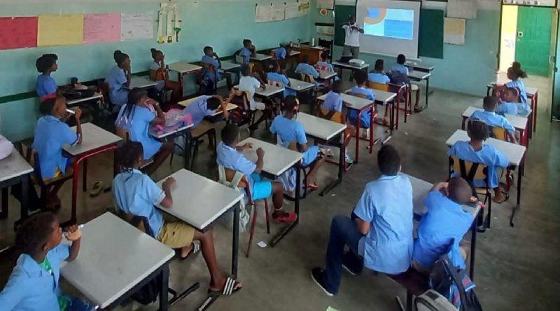 Maio: Câmara municipal distribui materiais escolares para escolas de toda a ilha