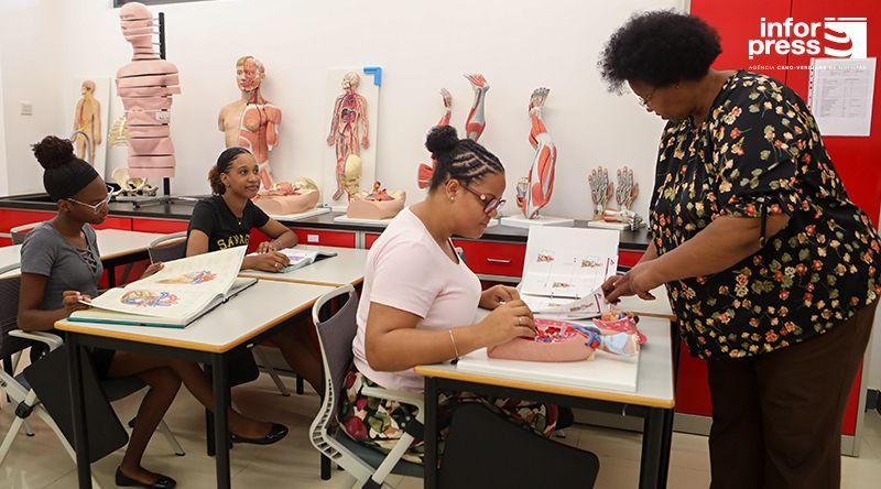 ENTREVISTA: Coordenadora de Medicina alerta para desafios urgentes na regulamentação digital, docente e estrutural do curso