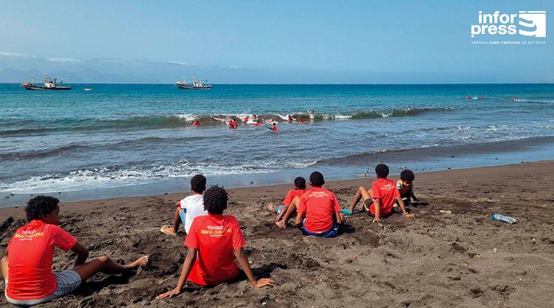 Associação Radical Clube Kriol Lança Aulas de Surf e Bodyboard em Porto Novo