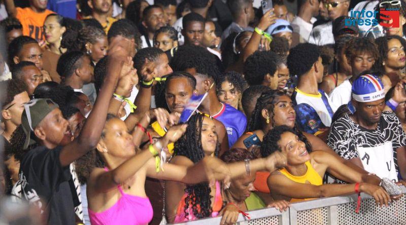 Djodje Brilha na Última Noite de Bailes em Porto Novo