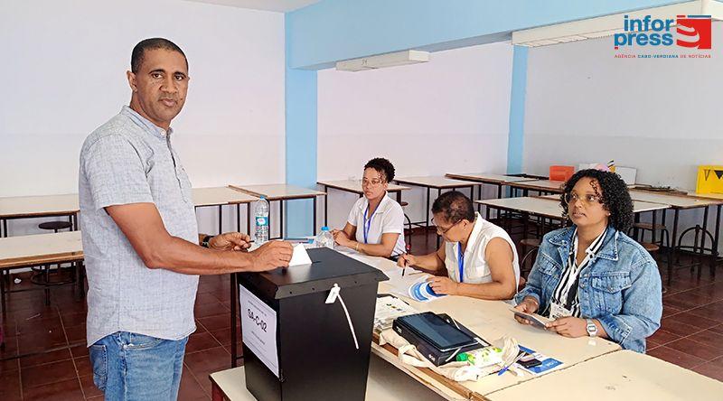 Legislativas2026/Sal: Carlos Monteiro vota confiante na vitória do PAICV e aguarda resultados na sede do partido
