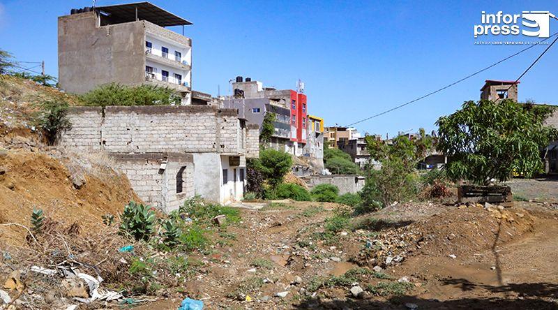 Câmara Municipal da Praia inicia limpeza de ribeiras e valas para antecipar época das chuvas