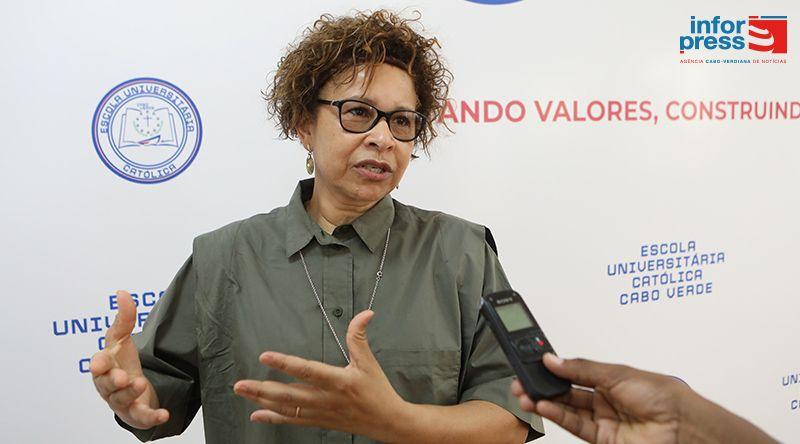 Conferencista defende que educação exige envolvimento de toda a sociedade e investimento contínuo