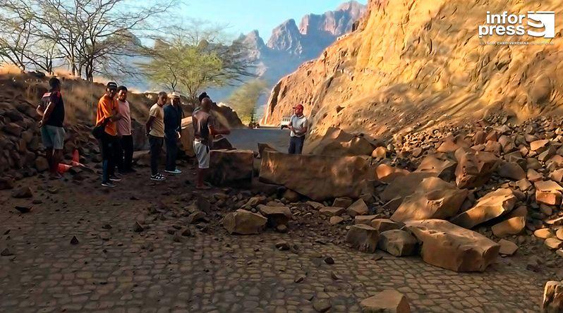 Desabamento de Pedras Afeta Circulação em Porto Novo