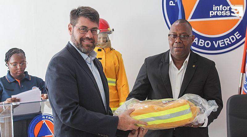 EUA doa equipamentos de combate a incêndios e de proteção individual orçado em mais de um milhão de dólares