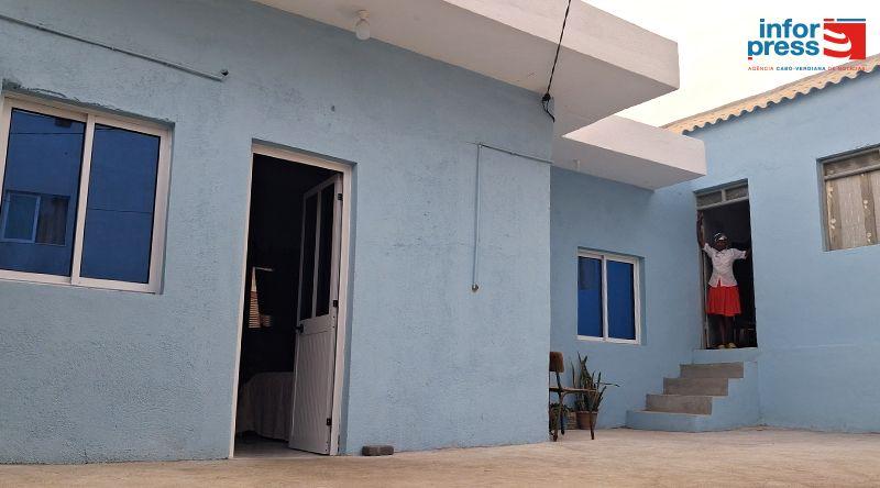 Câmara de São Miguel Entrega Habitações e Casas de Banho