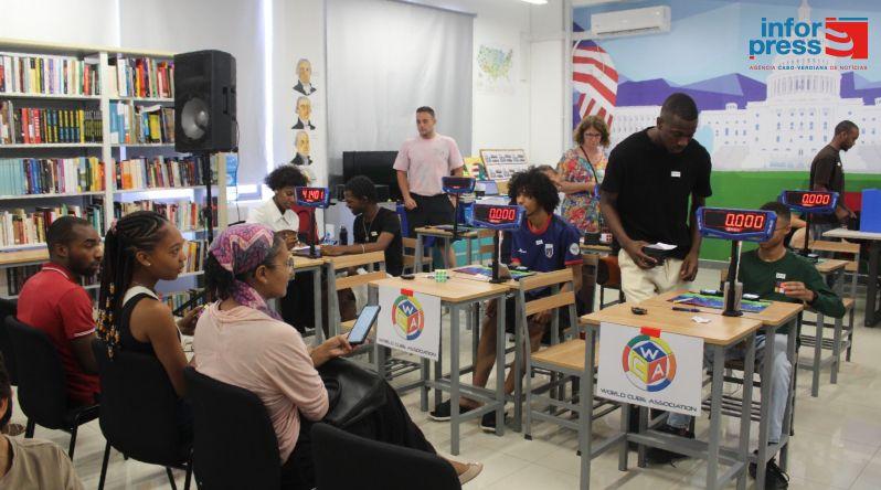 Casa da Ciência da Praia Mobiliza 20 Jovens para Torneio Nacional do Cubo Mágico