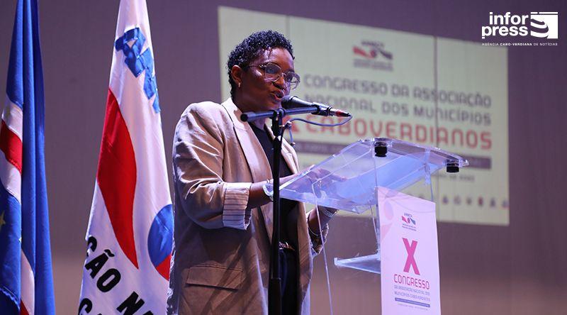 “Sem municípios fortes a descentralização corre risco de se converter numa transferência de dificuldades” – Leida Santos