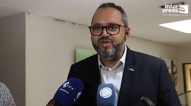 Covid-19: Ministro afasta alarmismo e garante que vírus é agora como “uma gripe normal"