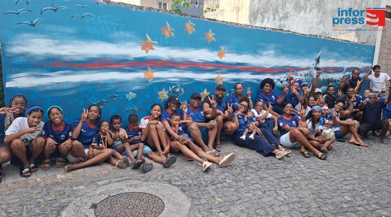 Comunidade da Ladeira cria mural em homenagem aos Tubarões Azuis