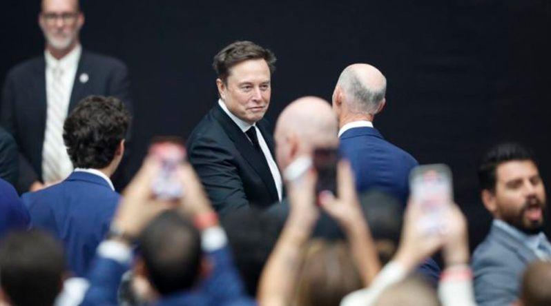 Musk e Altman também a favor de abrandar desenvolvimento de inteligência artificial