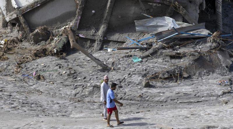 Pelo menos 1.372 mortos nas inundações no Nepal e na China