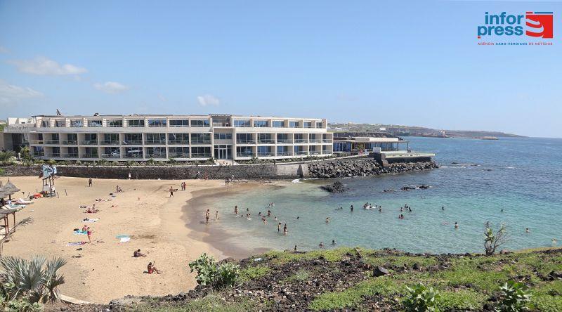 Bióloga alerta que gases do sargaço acumulado nas praias causam irritação na pele (c/áudio)