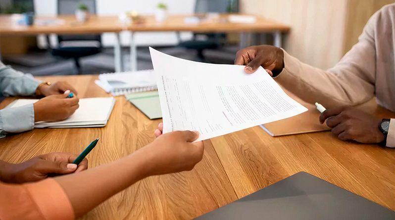 Entre o sonho e a frustração jovens quadros ficam presos no ciclo sem saída do primeiro emprego