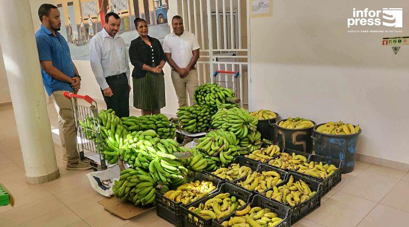 Produtor Agrícola Doa Bananas a Centros de Dia e Loja Social em Porto Novo