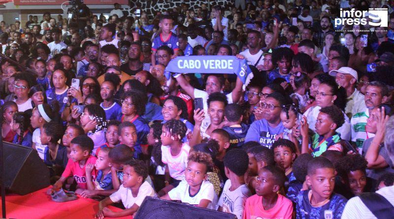 Fogo: Multidão recebe Tubarões Azuis com festa, emoção e orgulho nacional