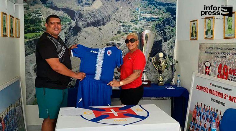 Futebol/Santo Antão Sul: Sanjoanenses recebem novo equipamento desportivo da família Spencer Lima
