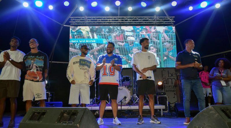 Mindelenses Homenageiam Tubarões Azuis com Festa de Gratidão