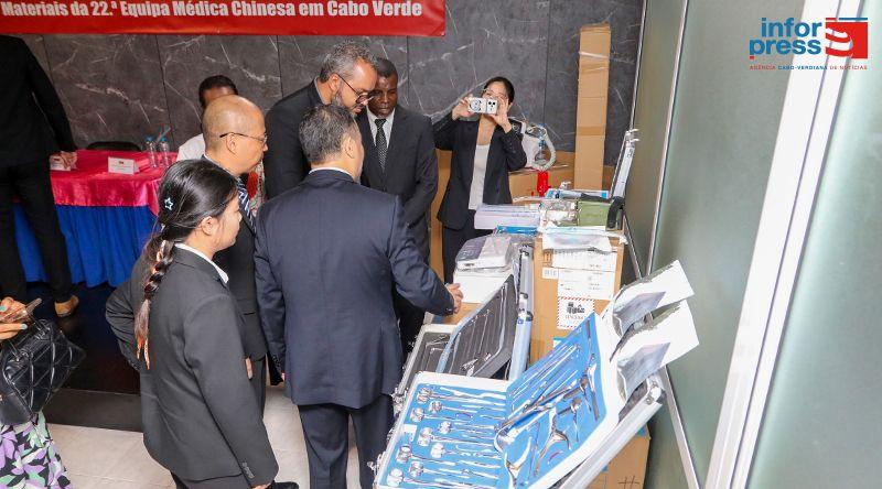 China formaliza doação de 40 mil euros em equipamento médico a Cabo Verde no âmbito dos 50 anos de relações diplomáticas