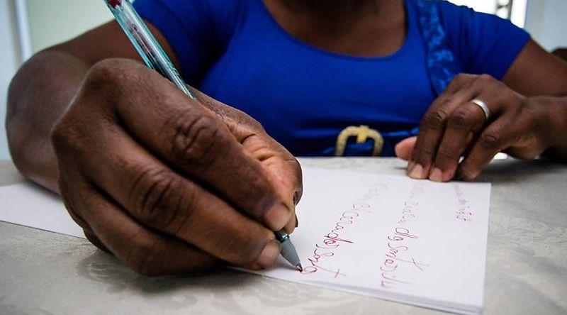 REPORTAGEM: Quando a falta de leitura limita a autonomia no dia-a-dia de quem trabalha com as mãos