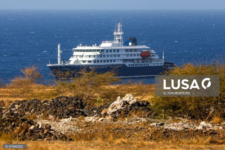 Autoridades criam área de isolamento para eventual assistência ao navio ao largo do Porto da Praia com virus mortal