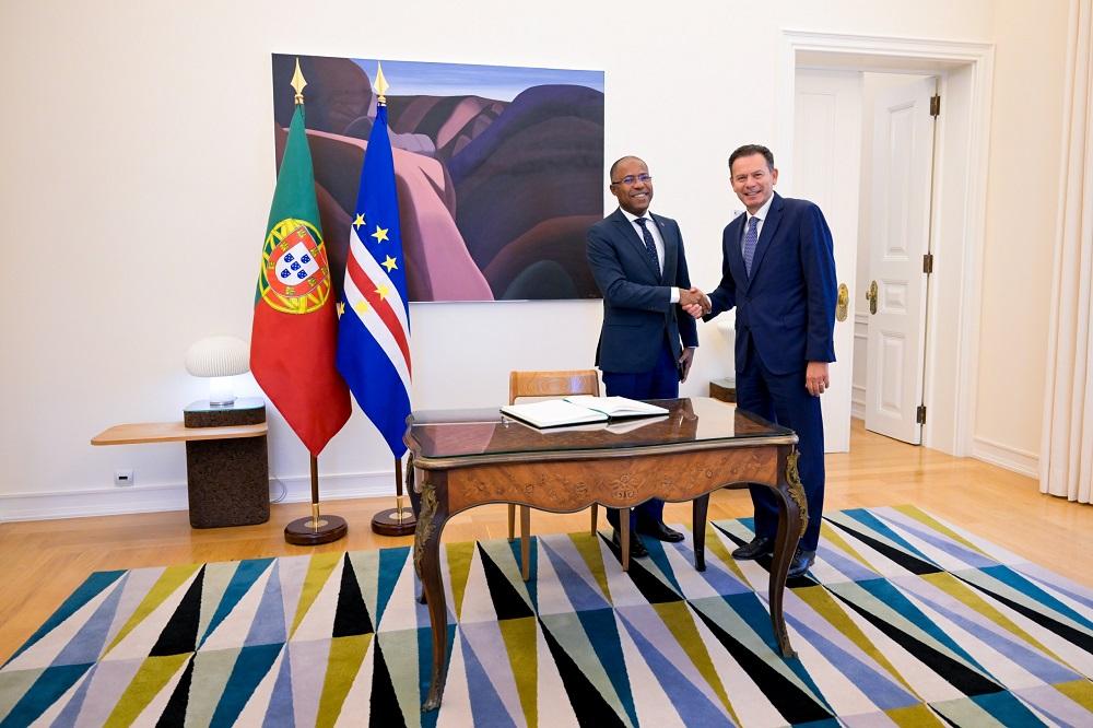 Francisco Carvalho reforça relações bilaterais com Portugal