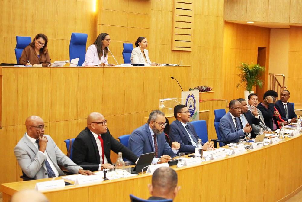 Parlamento Aprova Moção de Confiança ao Governo de Francisco Carvalho