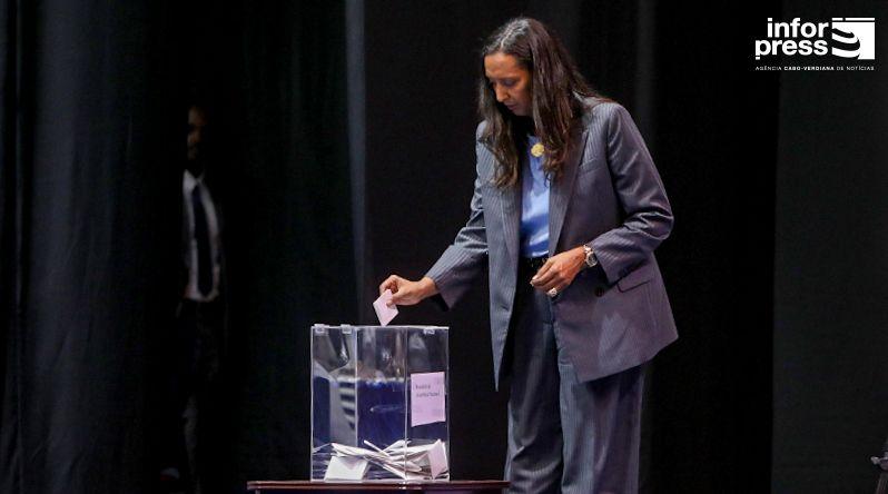 Janira Hopffer Almada eleita primeira mulher presidente da Assembleia Nacional
