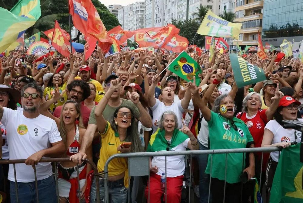 Manifestantes pró-Lula defendem democracia nas ruas do Brasil e da diáspora