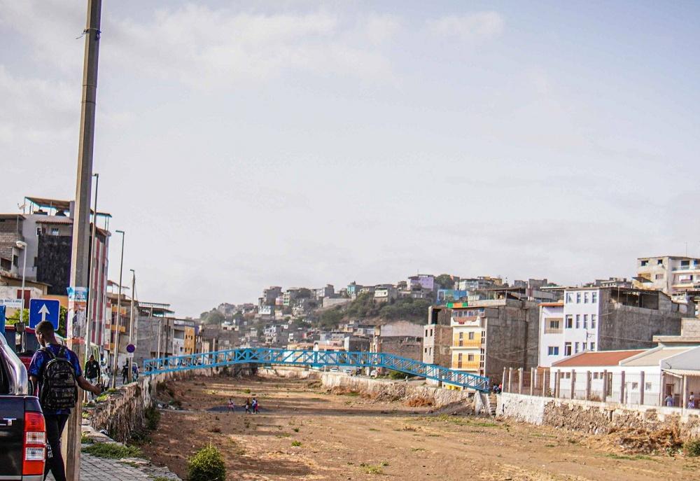 Praia: Bairros de Vila Nova, Moinho e Lém Cachorro ligados por ponte