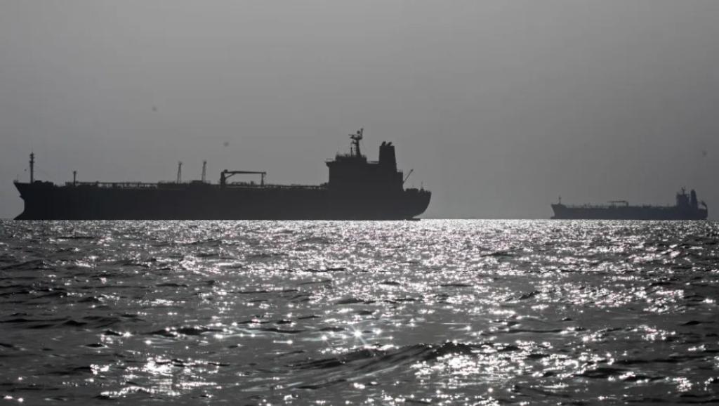 Mundo/
EUA retiram milhões de barris de petróleo de estreito de Ormuz em ataque