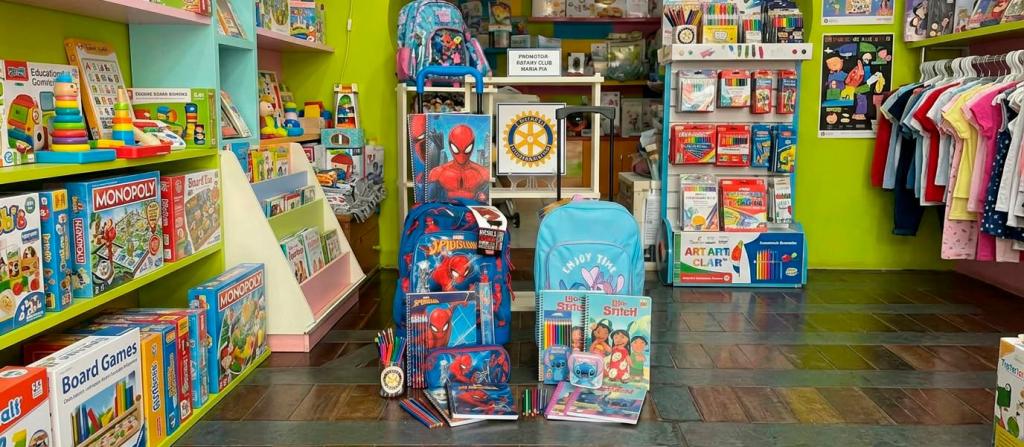 País/
Rotary distribui 150 kits escolares e mais de 50 batas a crianças de quatro comunidades