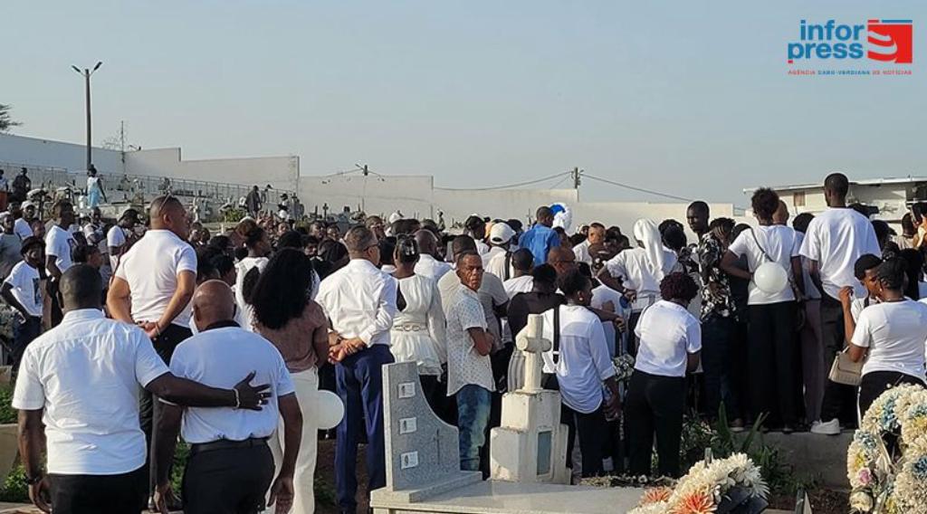 Cultura/
Óbito: Multidão despede-se de Bino Branco ao som de funaná, batuco e tabanca