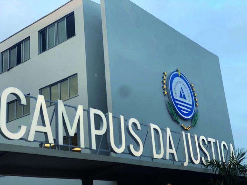Justiça digital já poupa 2,3 milhões de folhas de papel