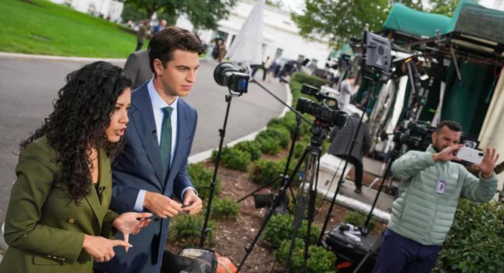 Mundo/
Casa Branca barra CNN e MS NOW à chegada de Xi para jantar com Trump