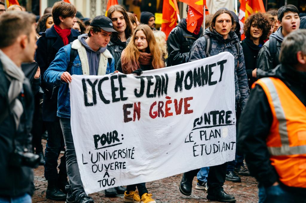 Mundo/
Protestos estudantis em França: Há 600 detidos e 400 liceus fechados