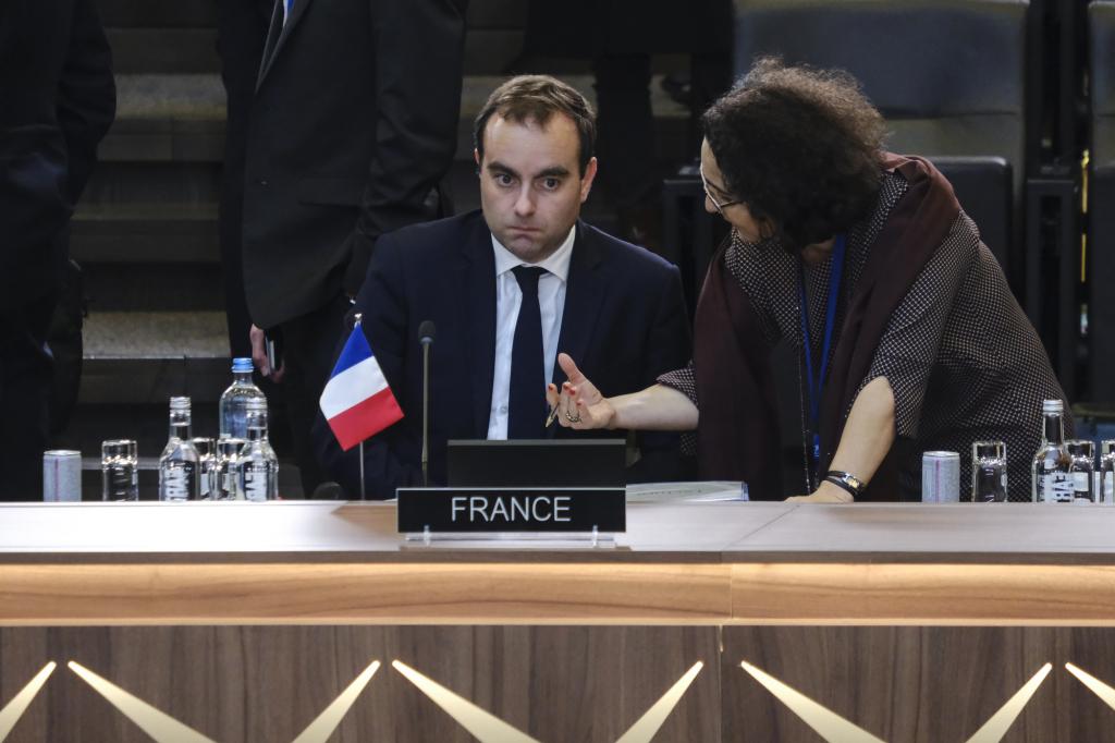 Mundo/
Governo francês impõe recolher obrigatório localizado após distúrbios