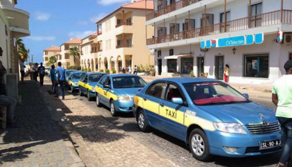 Economia/
Câmara Municipal do Sal permite uso de taxímetros e fixa tarifas até 1.900 escudos