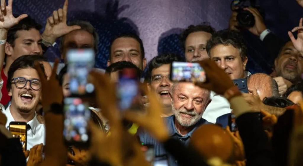 Mundo/
Partido de Flávio Bolsonaro reconhece vitória de Lula da Silva