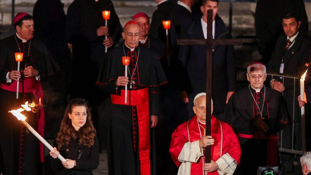 Papa Leão XIV carrega sozinho a cruz durante a Via Sacra da Sexta-Feira Santa