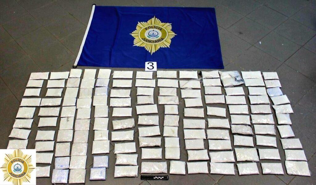 Mulher Detida com 130 Pacotes de Cocaína em Mindelo Fica em Prisão Preventiva