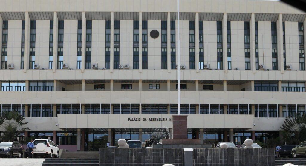 Cinco Deputados Suspendem Mandato para Integrar Novo Governo