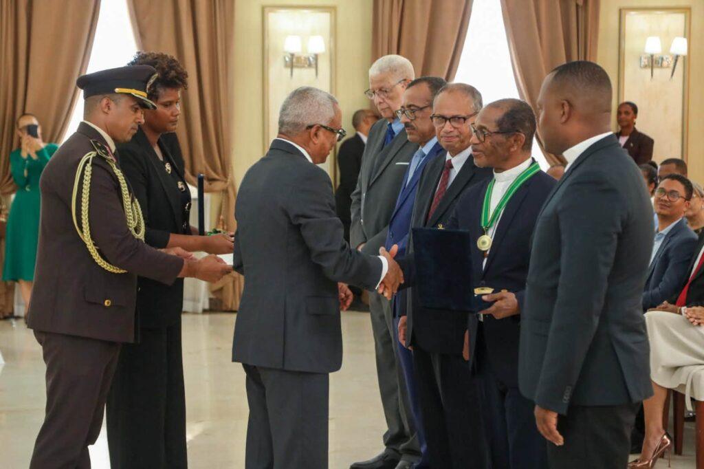 Presidente condecora líderes religiosos em homenagem aos 50 anos da Independência