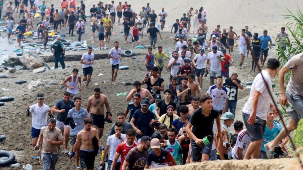 Gritos de “viva Espanha” e beijos no chão. Mais de 1500 migrantes entram em Ceuta a nado
