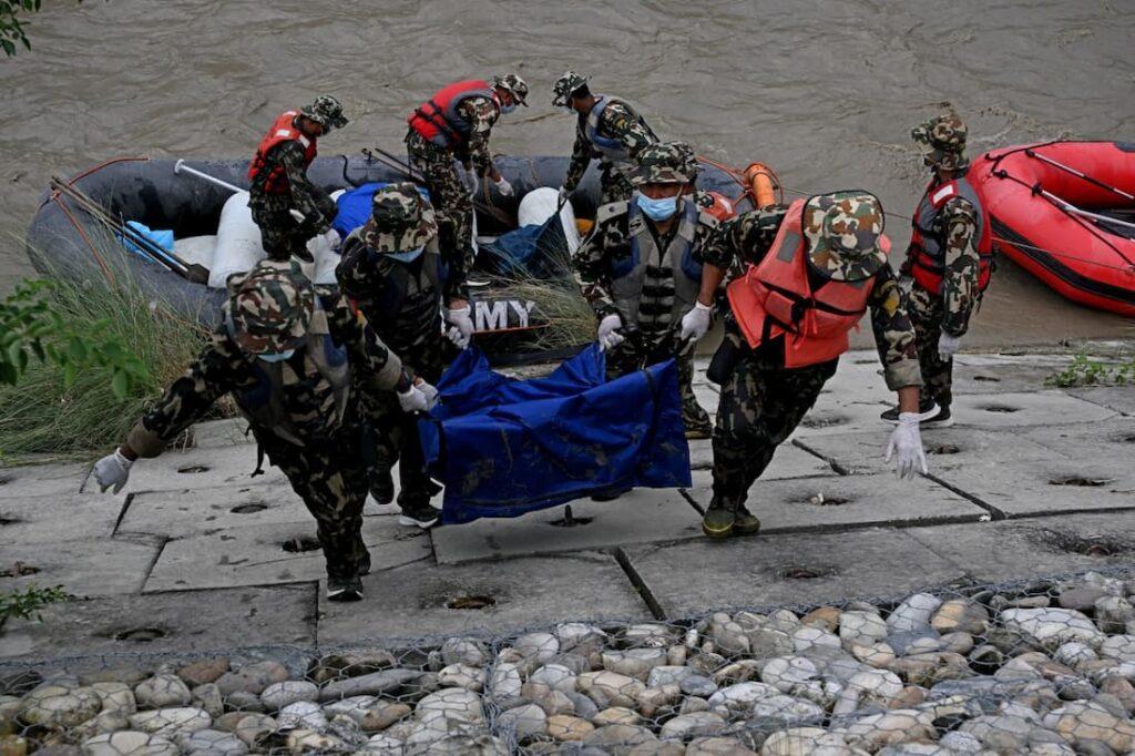 Novo balanço de mortos devido a inundações no Nepal sobe para 903
