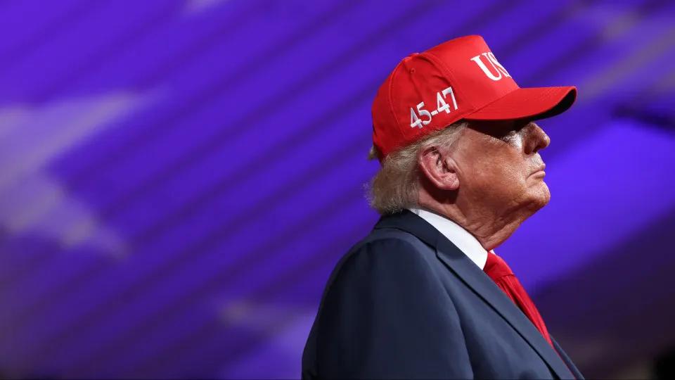 CBS, NBC, ABC e Fox suspendem cobertura de Trump em apoio à CNN